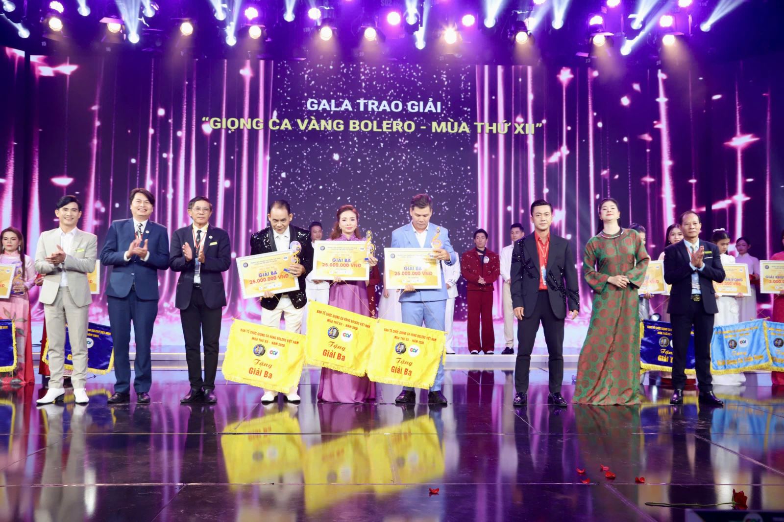 Top 3 Giải Ba Giọng ca vàng Bolero Việt Nam mùa 12 và những câu chuyện phía sau ánh đèn sân khấu
