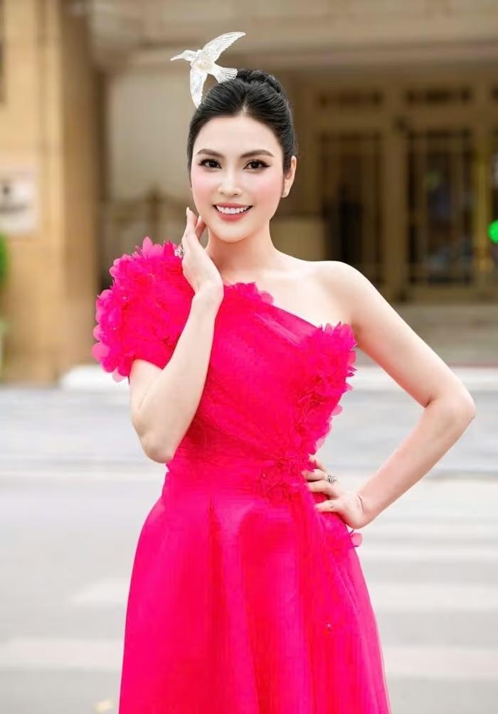 MC - ca sĩ Kim Huyền Sâm nhận kỷ niệm chương hơn 20 năm cống hiến nghệ thuật